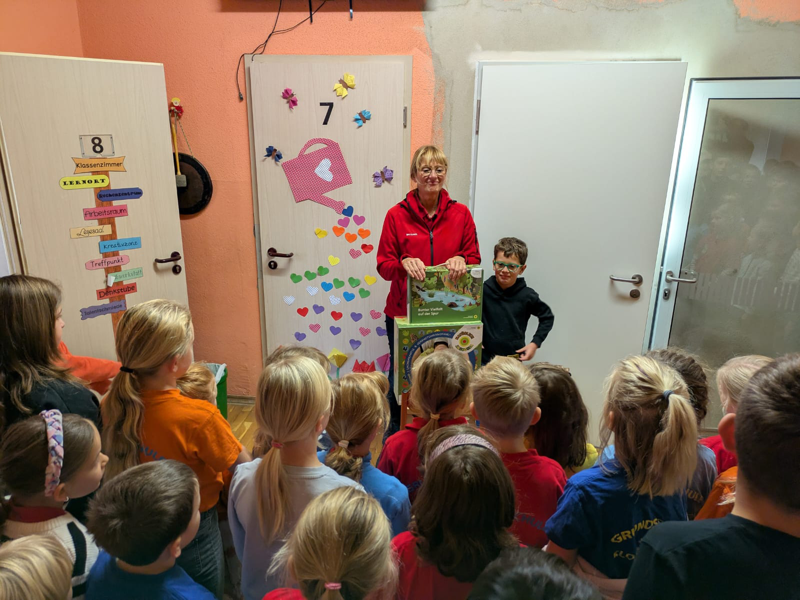 Bildbeschreibung: Die Kinder der Grundschule in Demitz-Thumitz nahmen die geförderten Lernspiele über unsere vielfältige Tier- und Pflanzenwelt von Botschafterin Brit Kunath mit Neugier entgegen und probierten sie direkt aus. Bildbeschreibung: Die Kinder der Grundschule in Demitz-Thumitz nahmen die geförderten Lernspiele über unsere vielfältige Tier- und Pflanzenwelt von Botschafterin Brit Kunath mit Neugier entgegen und probierten sie direkt aus.